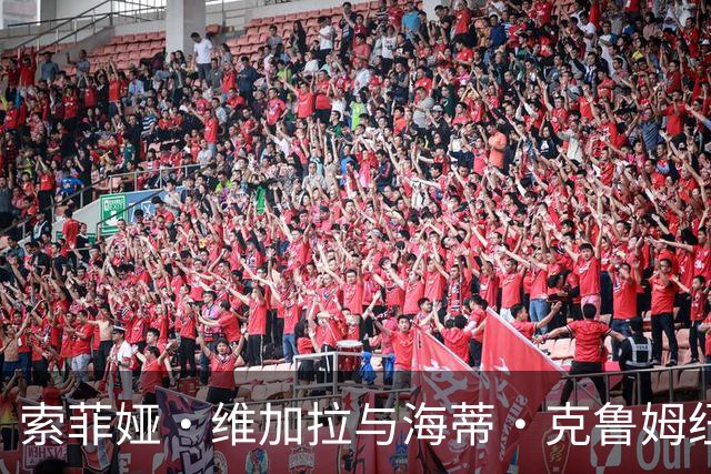 索菲娅·维加拉与海蒂·克鲁姆纽约夜聚，自拍搞怪